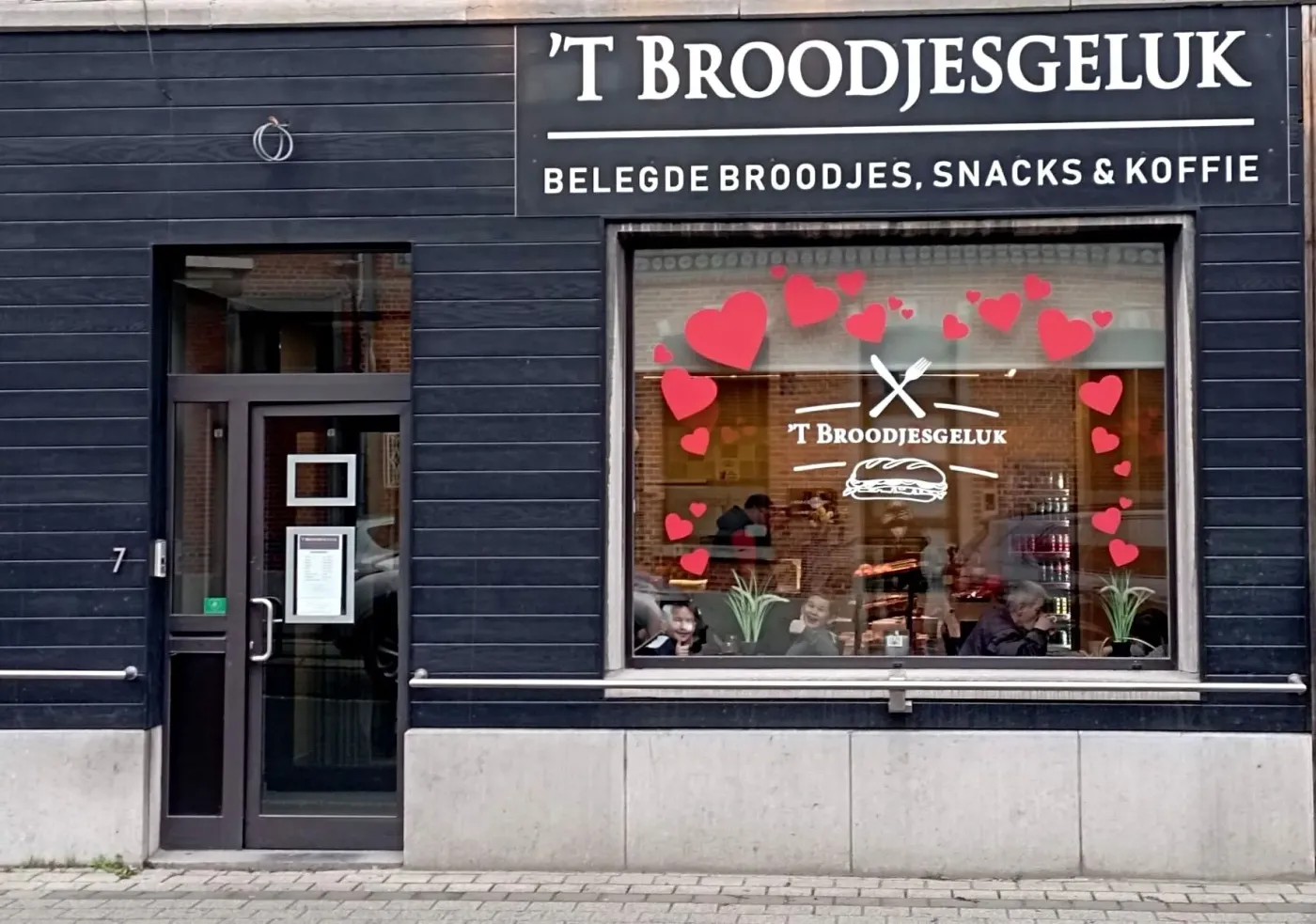 Gevel van 't Broodjesgeluk aan Dorp 7 in Kieldrecht: belegde broodjes, snacks en koffie