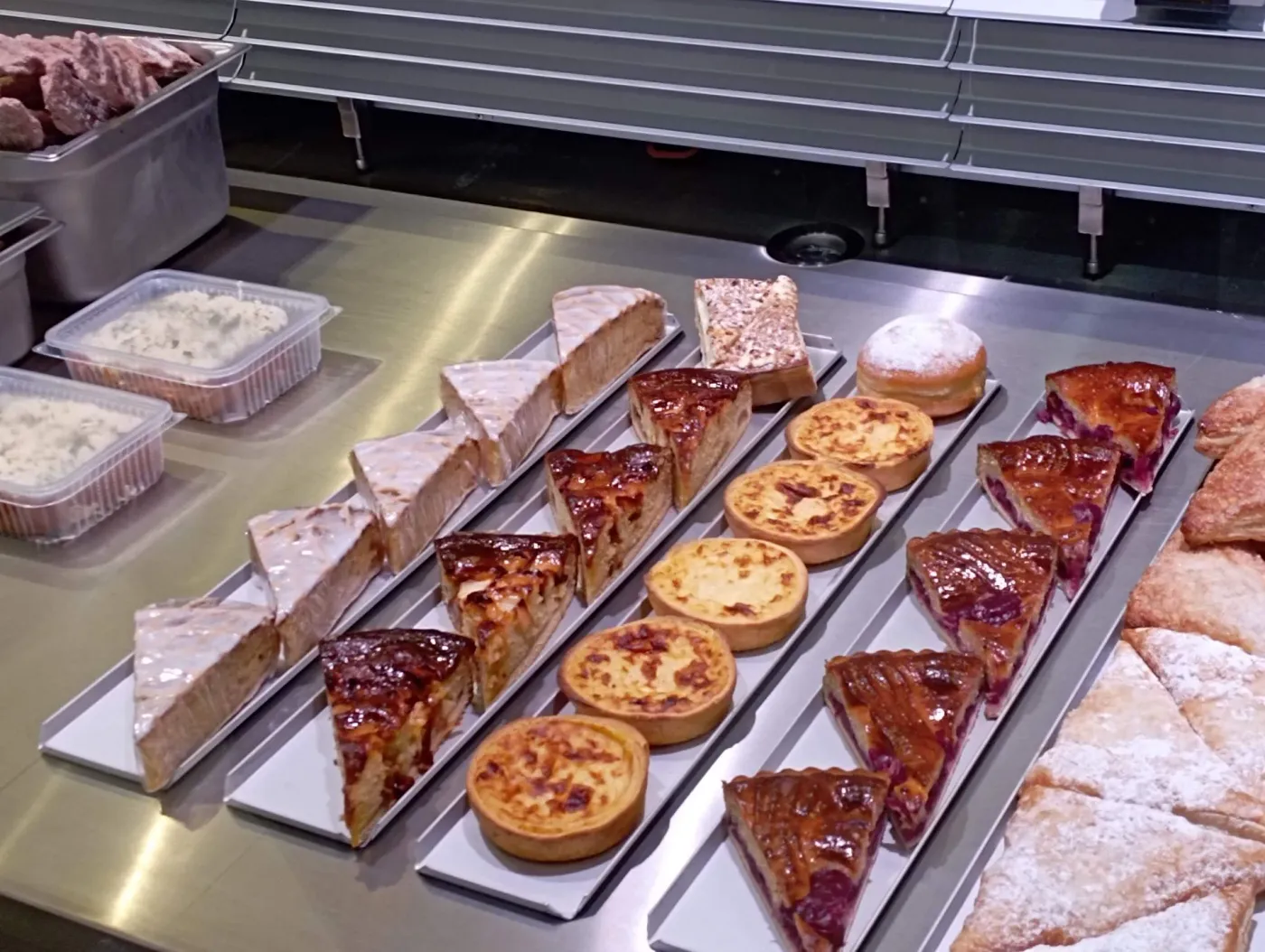 Verse taartjes en quiches in de toonbank van 't Broodjesgeluk